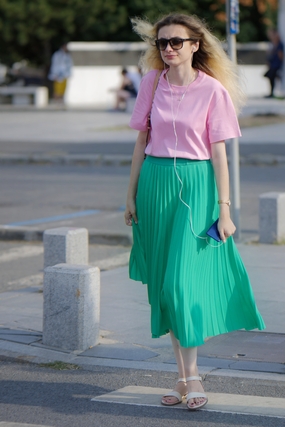 欧美街拍戴墨镜的半身裙美女图片